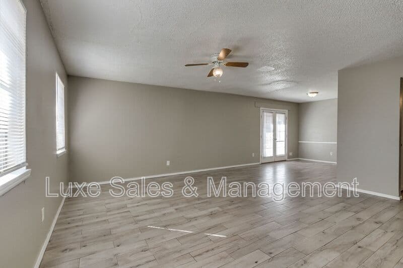 Oklahoma City House: 6048 NW Expressway