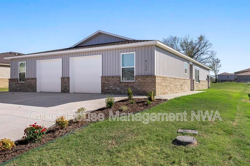 Unit B
Siloam Springs House: 412 W Cloud Dr