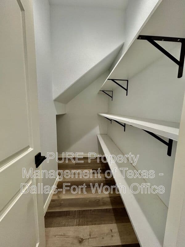 Granbury House: 915 Bobcat Trail
