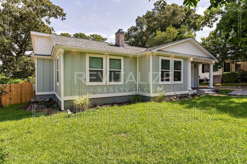 Mobile House: 80 Hathaway Rd N