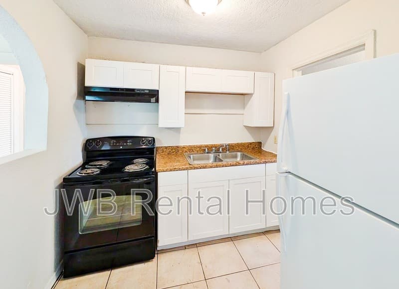 Jacksonville House: 2942 Bethel Ct