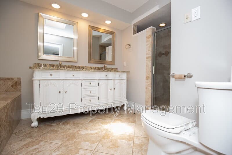 Columbus House: 6820 Panstone Dr