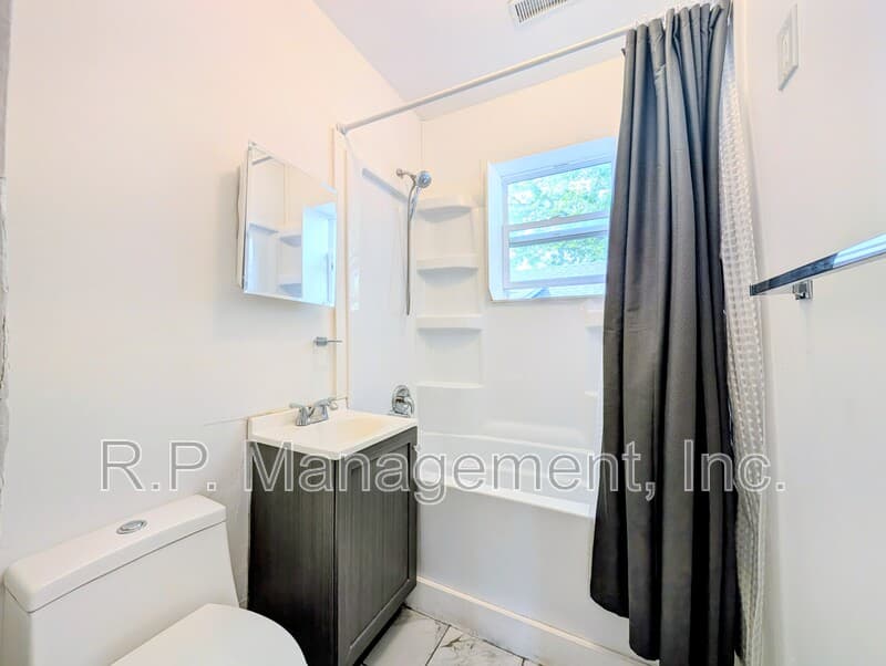 Saint Paul Condo: 421 Banfil St