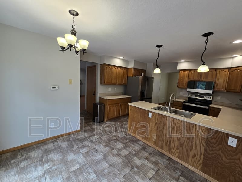 Cedar Falls House: 4710 Donald Drive