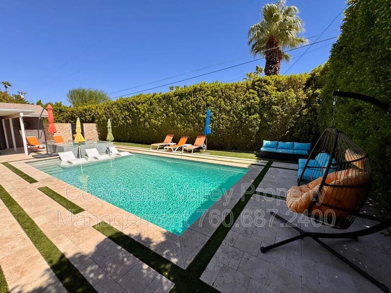 Palm Springs House: 2004 N San Antonio Rd