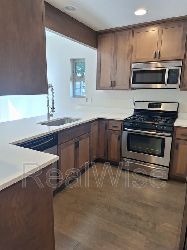 Ashland House: 49 N Mountain Ave