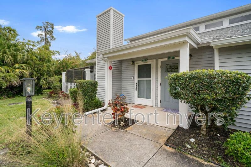 Fort Myers House: 6213 Timberwood Cir