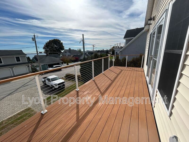 North Kingstown House: 180 Sauga Ave