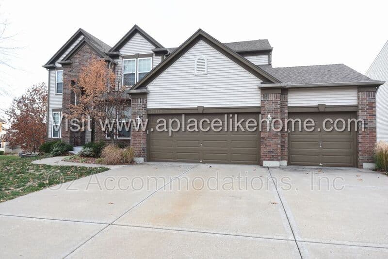 Olathe House: 22413 W 113th Ter