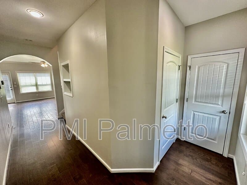 Elgin House: 423 Easy Goer Ct