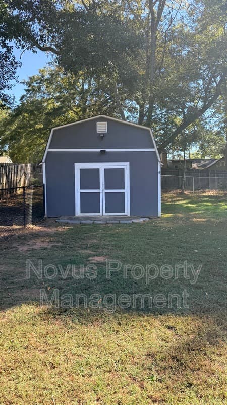 Bremen House: 608 S Pecan Street