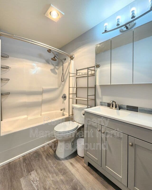 Arlington House: 112 N Gifford Ave