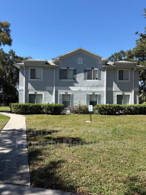 Tampa Townhome: 7430 E Bank Dr