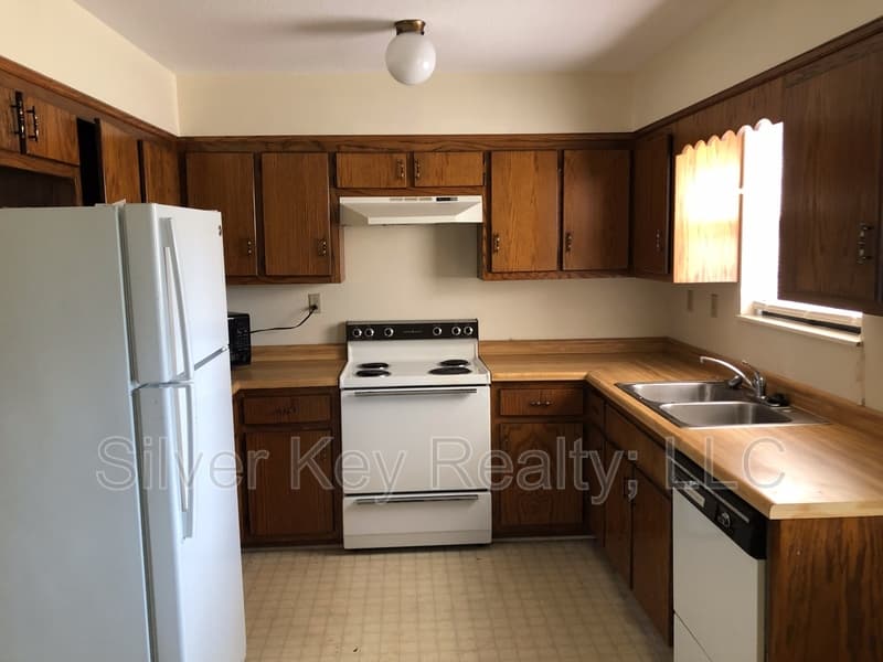 Madisonville House: 823 Englewood Road