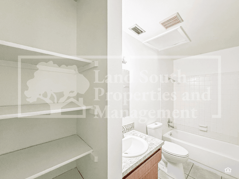 Lakeland House: 4753 Dimbath Dr.