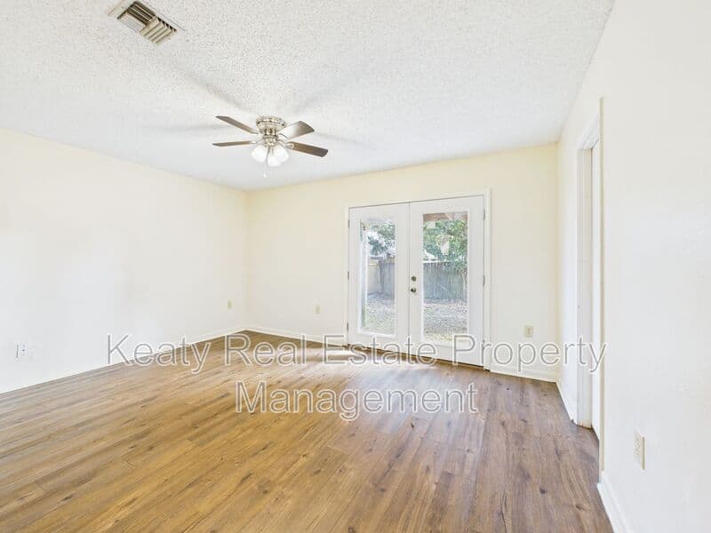 Lafayette House: 809-1 Fox Run Avenue