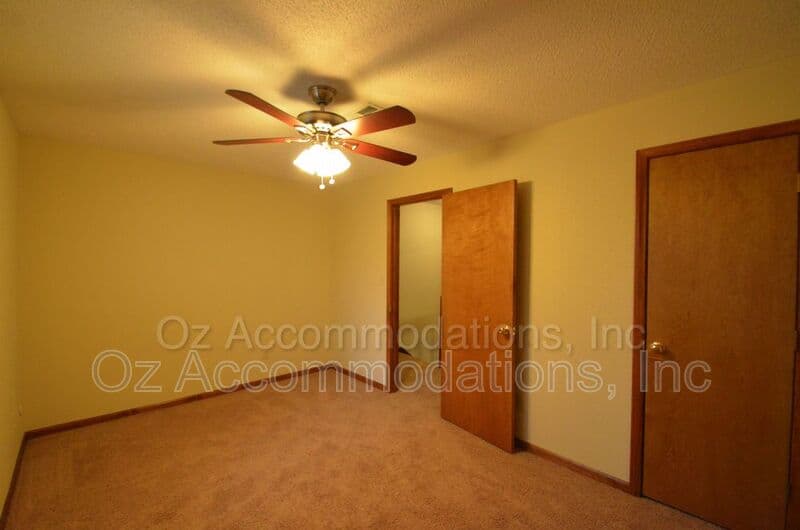 Lee's Summit Townhome: 313 NE Timbercreek Dr.