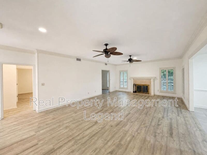 Benbrook House: 70 Legend Road