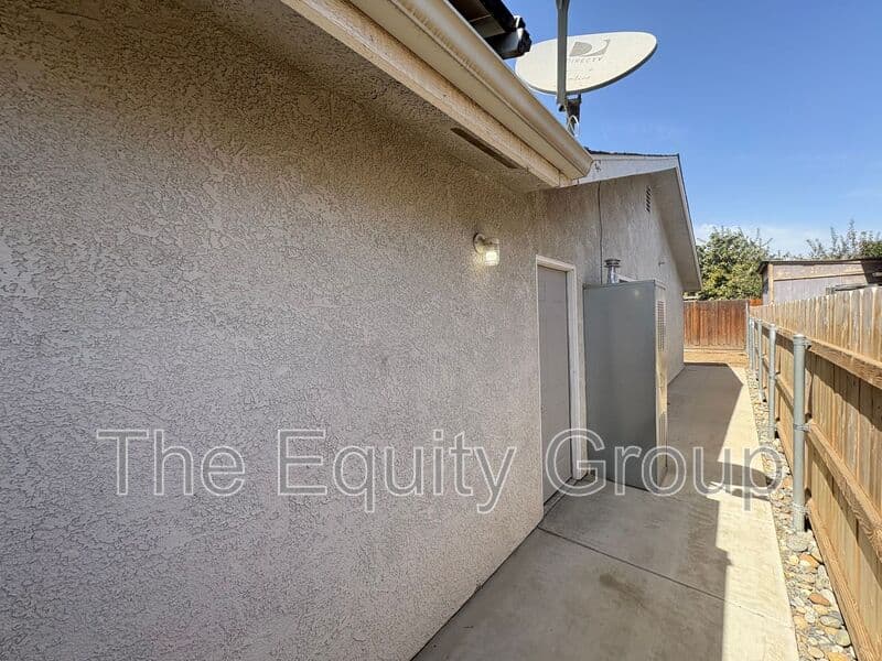 Visalia House: 744 West Buena Vista Ave