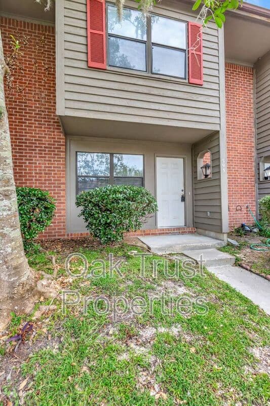 Summerville Townhome: 593 Travelers Blvd