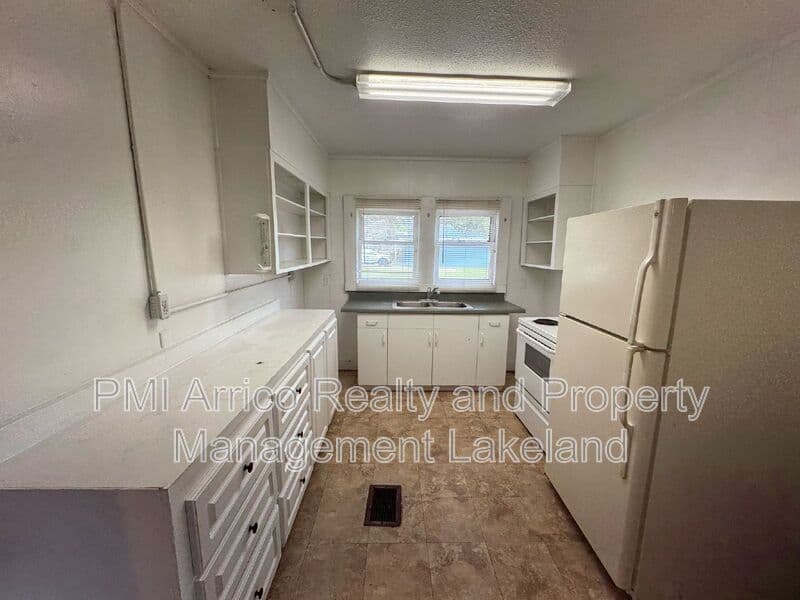 Lakeland House: 5608 Old Highway 37