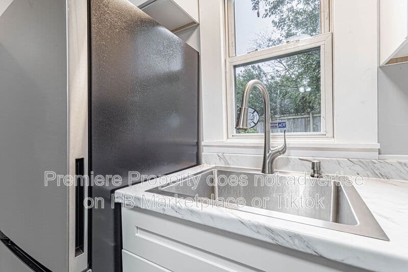 Kansas City House: 5034 N Chelsea Ave