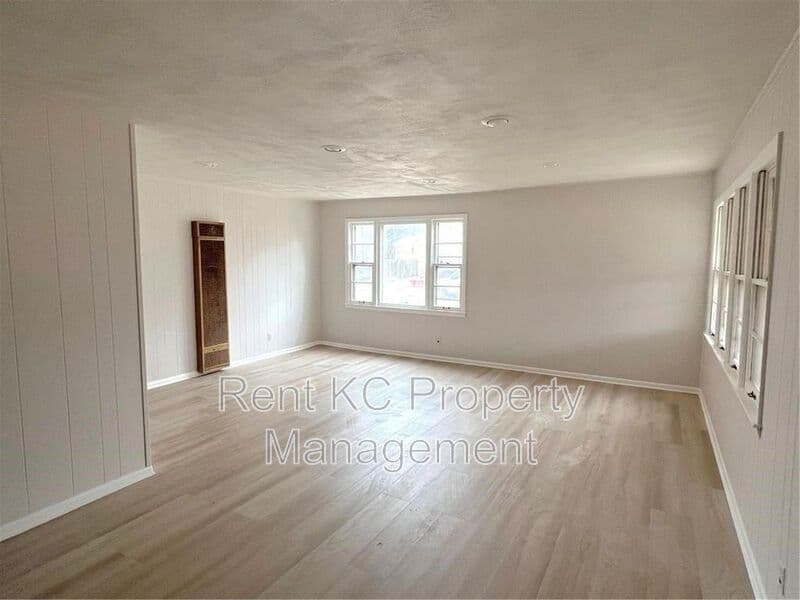 Kansas City House: 800 E 75th Terrace
