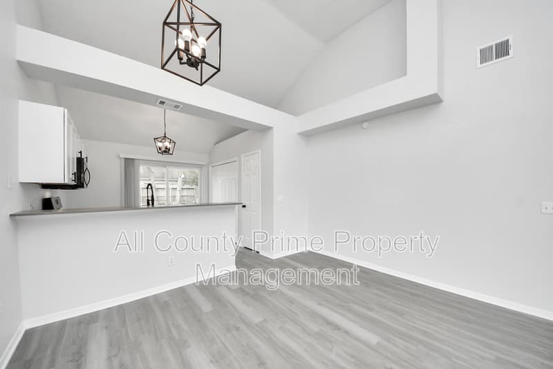 Houston House: 5546 Santrey Drive