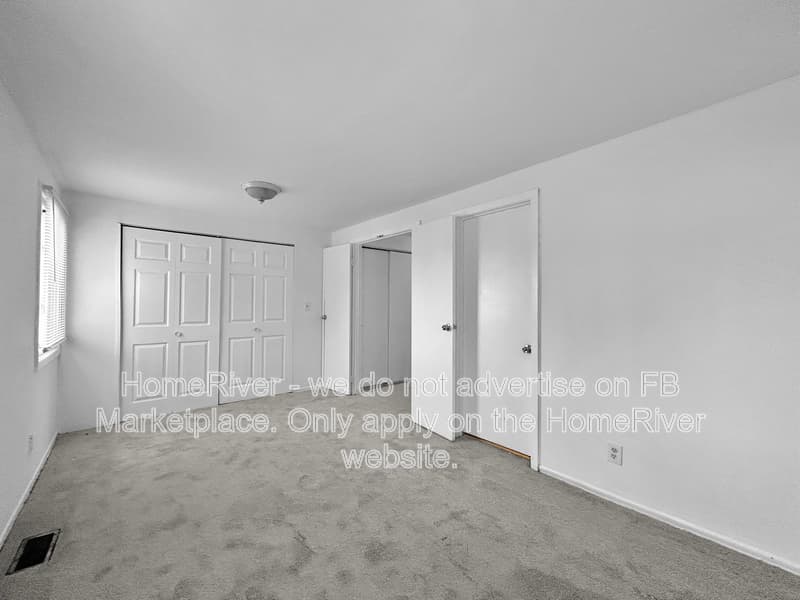 Bolingbrook House: 411 Gainsborough Ct