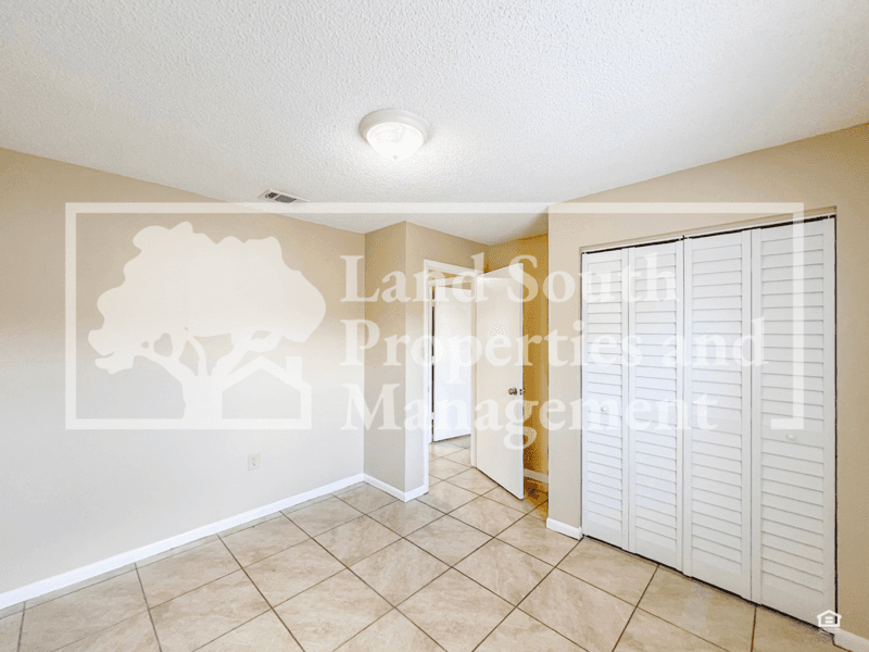 Lakeland House: 5827 Charlton Drive