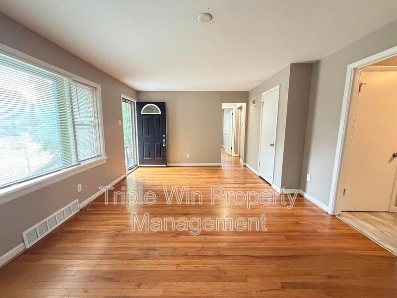 SAINT LOUIS House: 8004 MONROE AVE