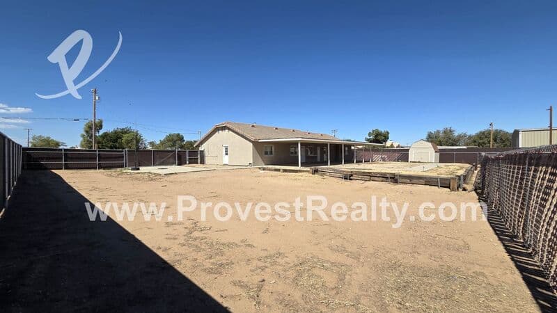 Hesperia House: 8305 Topaz Ave