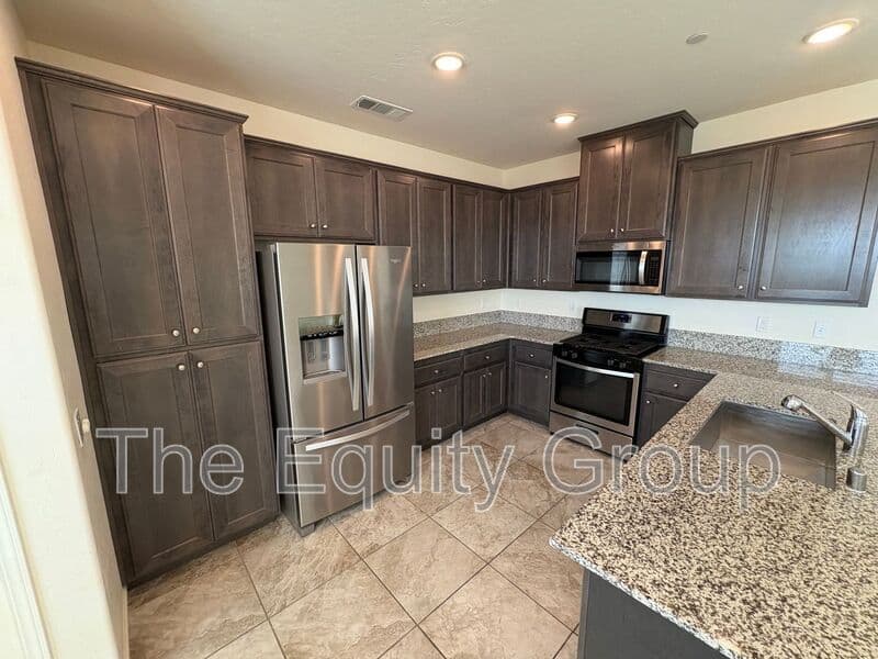 Visalia House: 3208 North Rova Ct