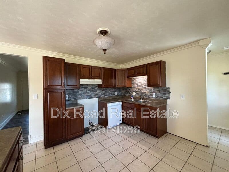 Englewood House: 530 Unger Avenue