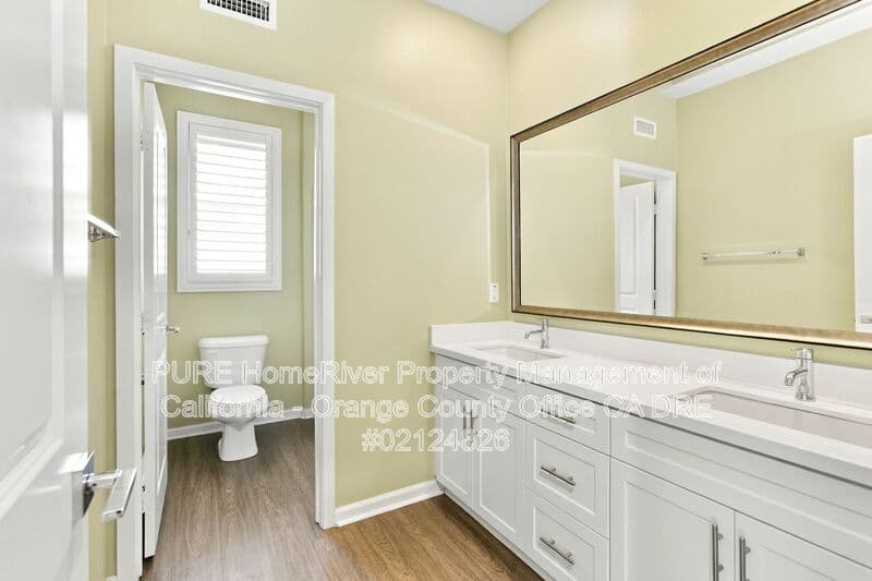 Lake Forest House: 208 El Paseo