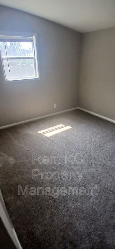 Independence House: 412 N Cochise Dr