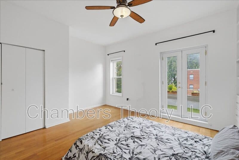 Washington House: 1630 6Th St NW