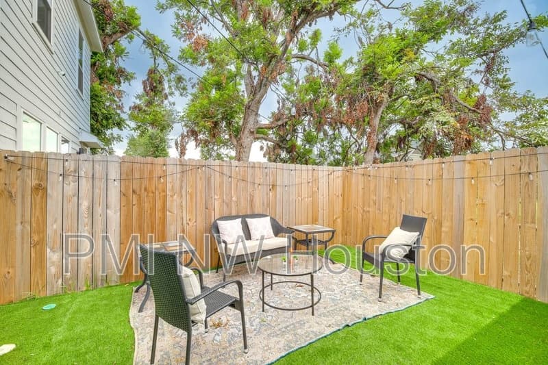 Houston House: 4706 Market St