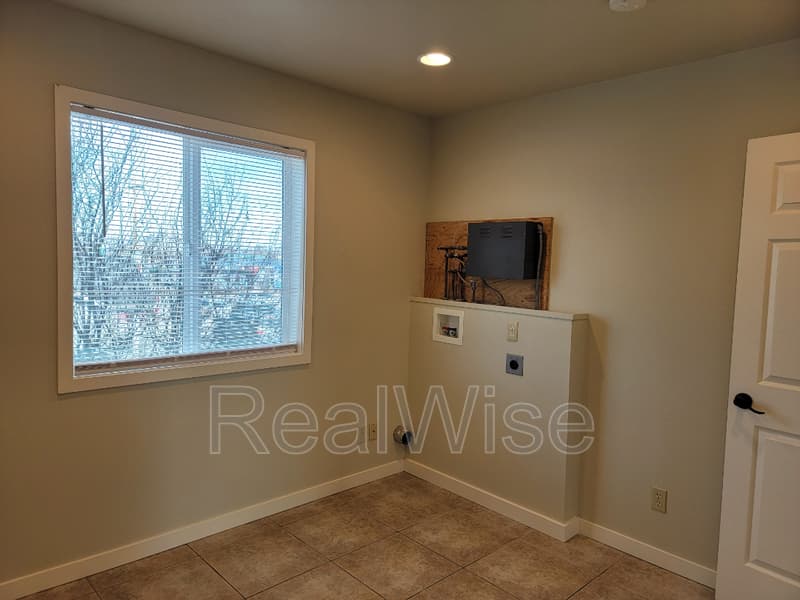 Redmond Condo: 219 NW 6th St