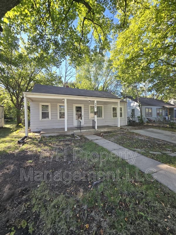 Wichita House: 915 Harding Street