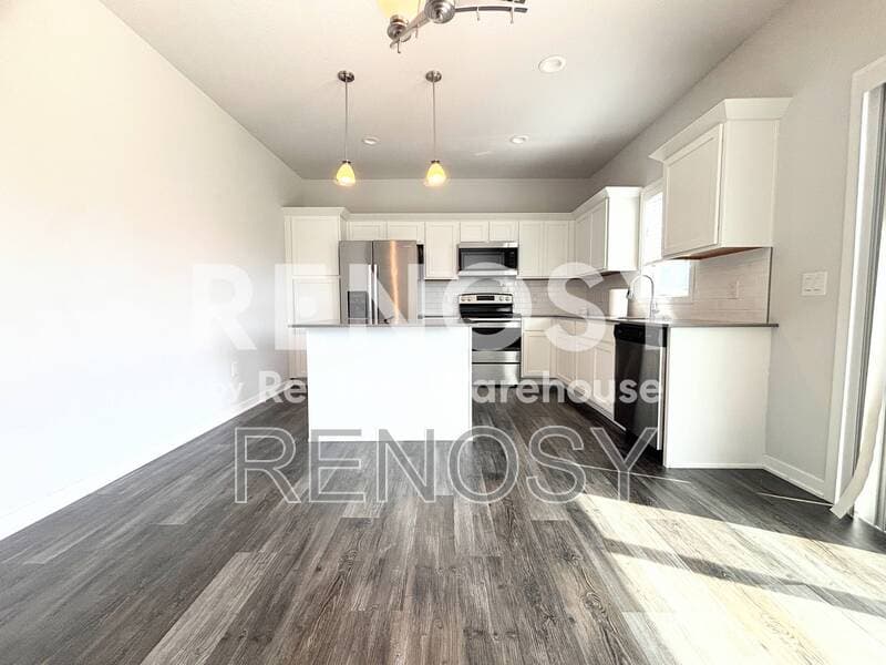 Urbandale House: 16620 Oakwood Dr
