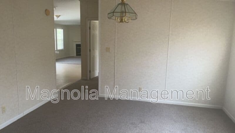 Henderson House: 330 Coghill-Dickerson Ln