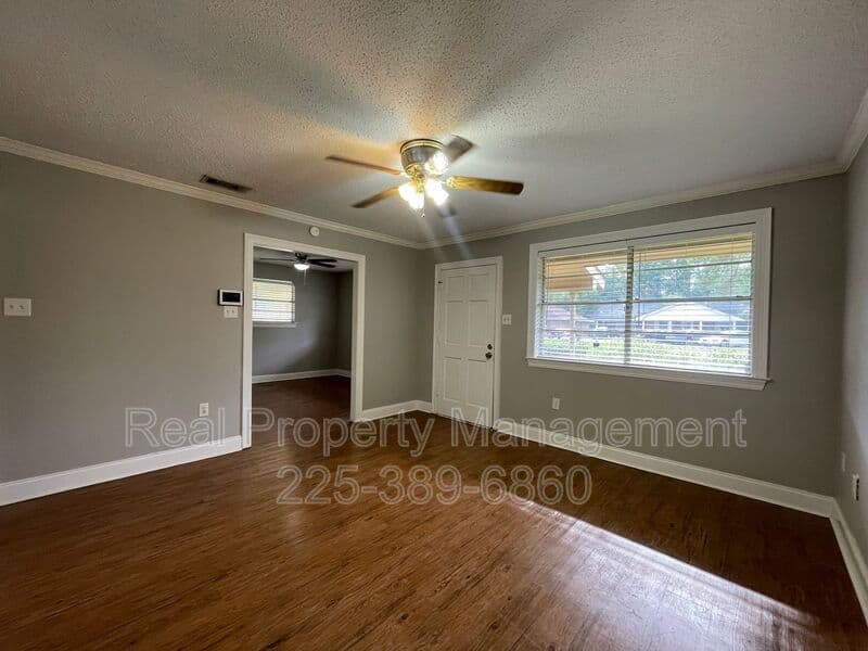 Baton Rouge House: 275 W Chalfont Dr.