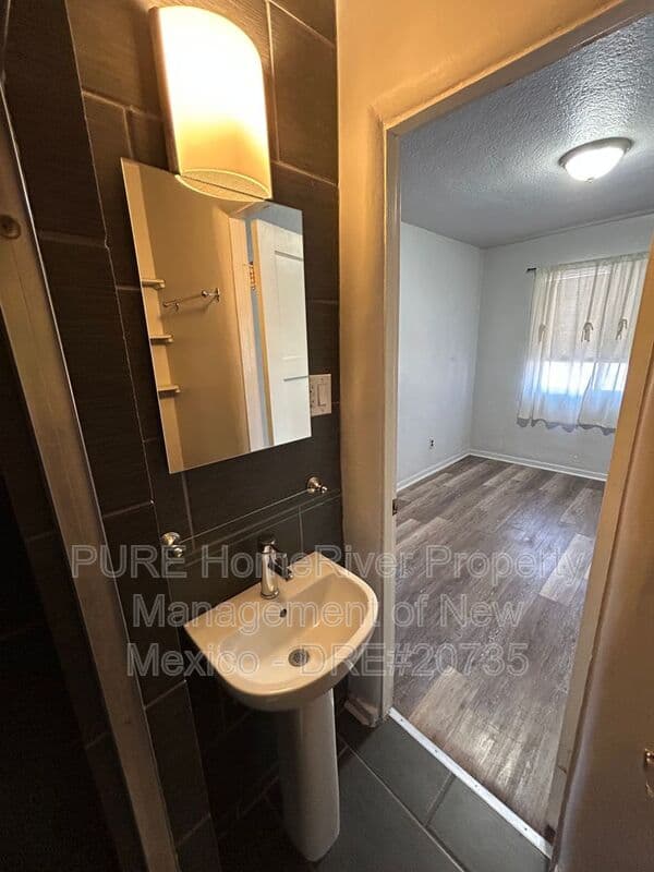 Albuquerque House: 2716 Garfield Ave SE