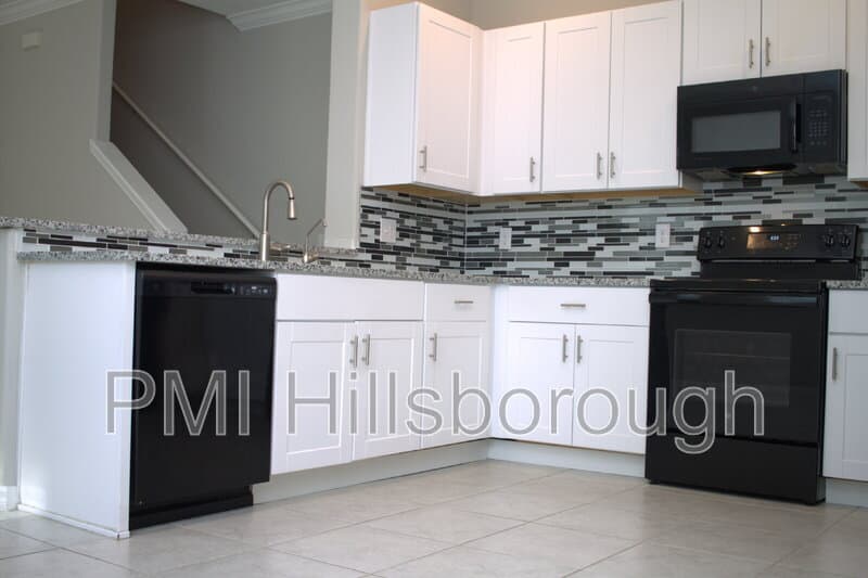 Riverview House: 11871 Dumaine Valley Rd