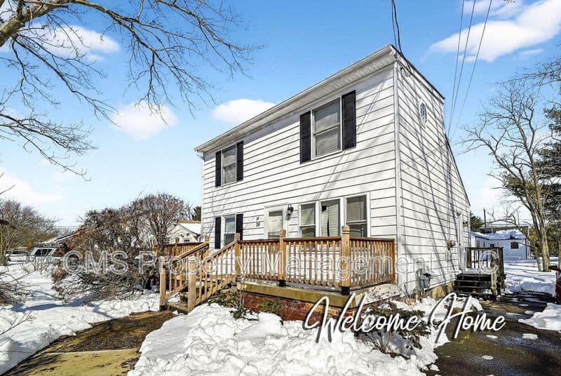 Old Bridge House: 24 Steinhardt Ave