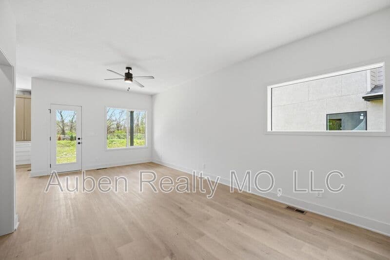 Lee's Summit Condo: 216 NW Orchard Ln