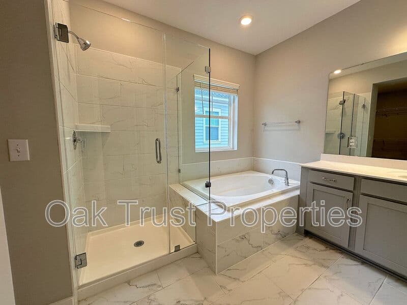 Summerville House: 651 Blueway Avenue