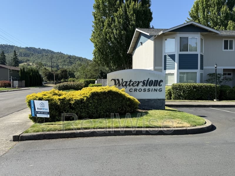 Roseburg Condo: 172 NE Rifle Range St