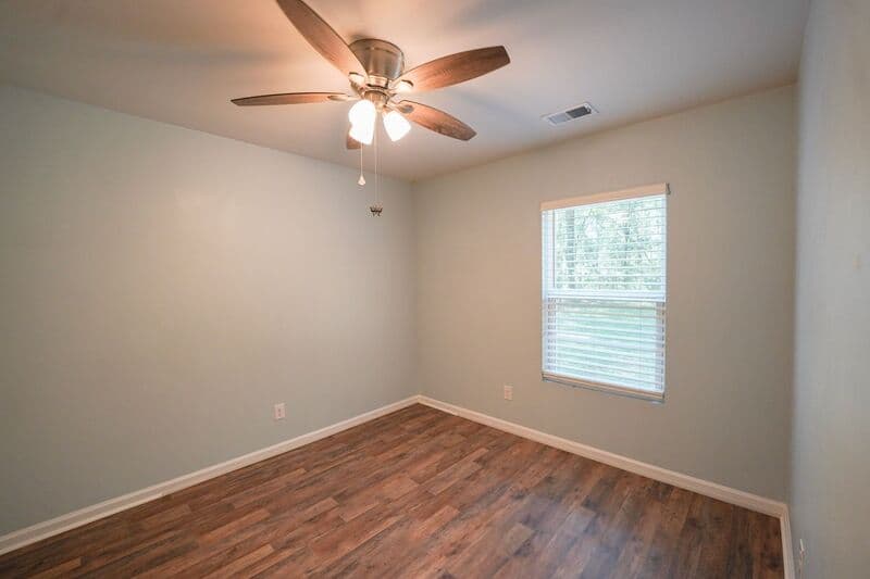 Midway House: 44 Sunrise Cir